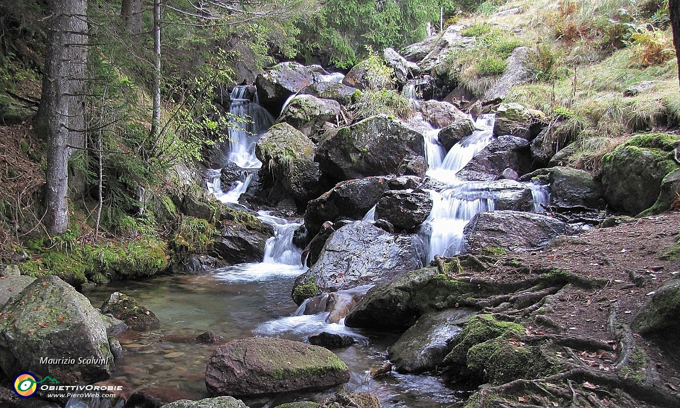 22 Lo spumeggiante torrentello della Val d'Inferno....JPG